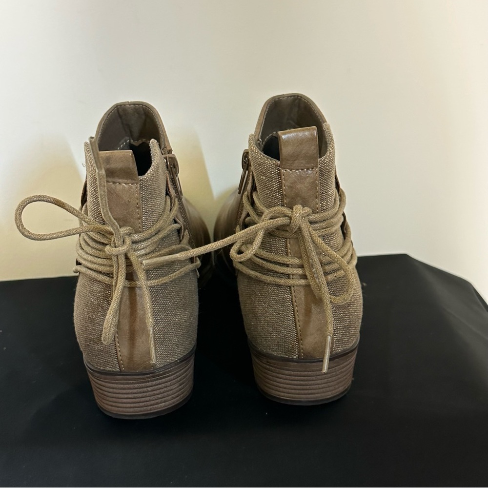 Natural Reflections Tan Boots with Lace Up Back Sz 10 - Picture 6 of 9